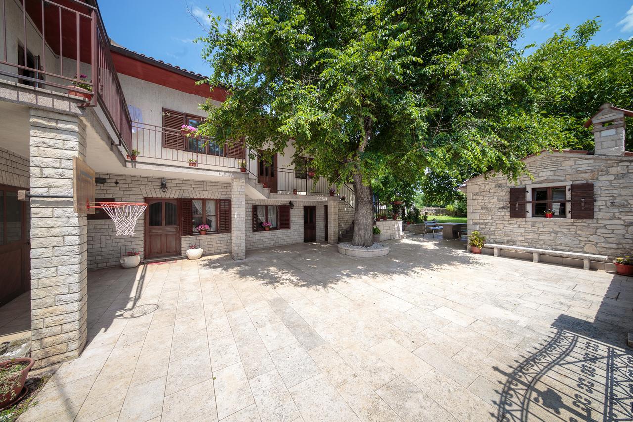 Apartments Mirjana 1655 Kanfanar Kültér fotó