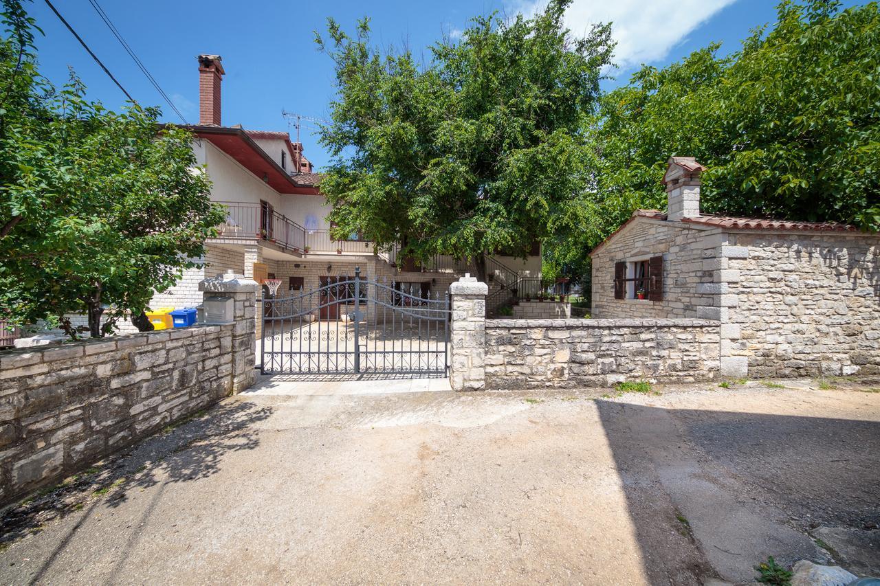 Apartments Mirjana 1655 Kanfanar Kültér fotó
