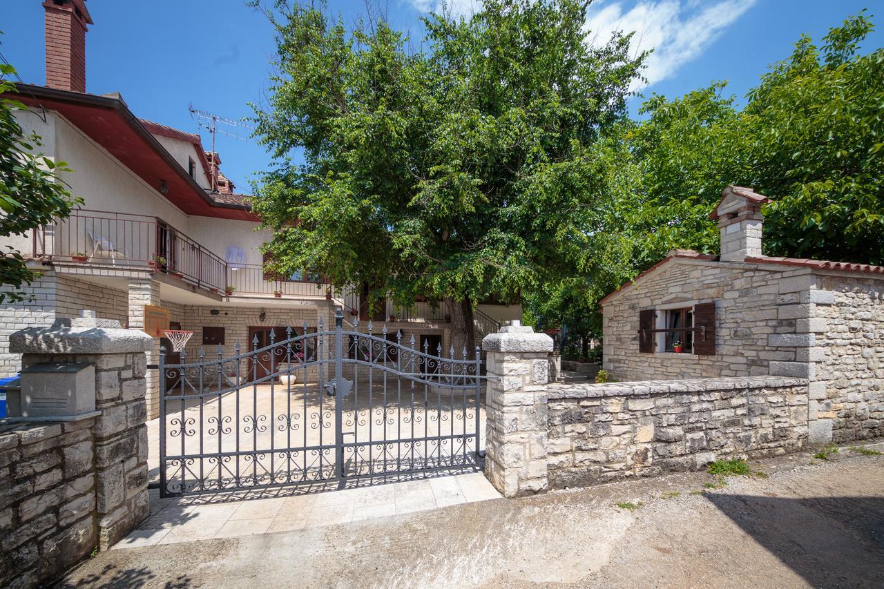 Apartments Mirjana 1655 Kanfanar Kültér fotó