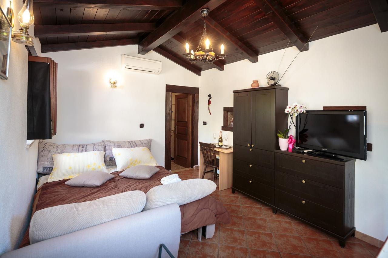 Apartments Mirjana 1655 Kanfanar Kültér fotó