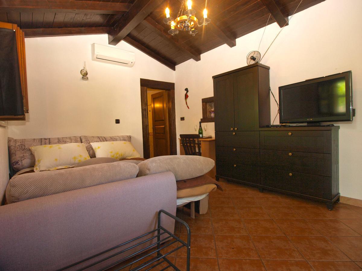Apartments Mirjana 1655 Kanfanar Kültér fotó